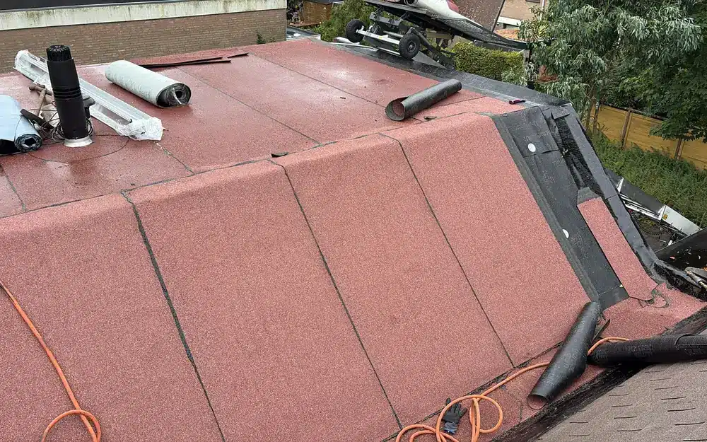Spoedreparatie aan een dak door Grigorij Dakservice